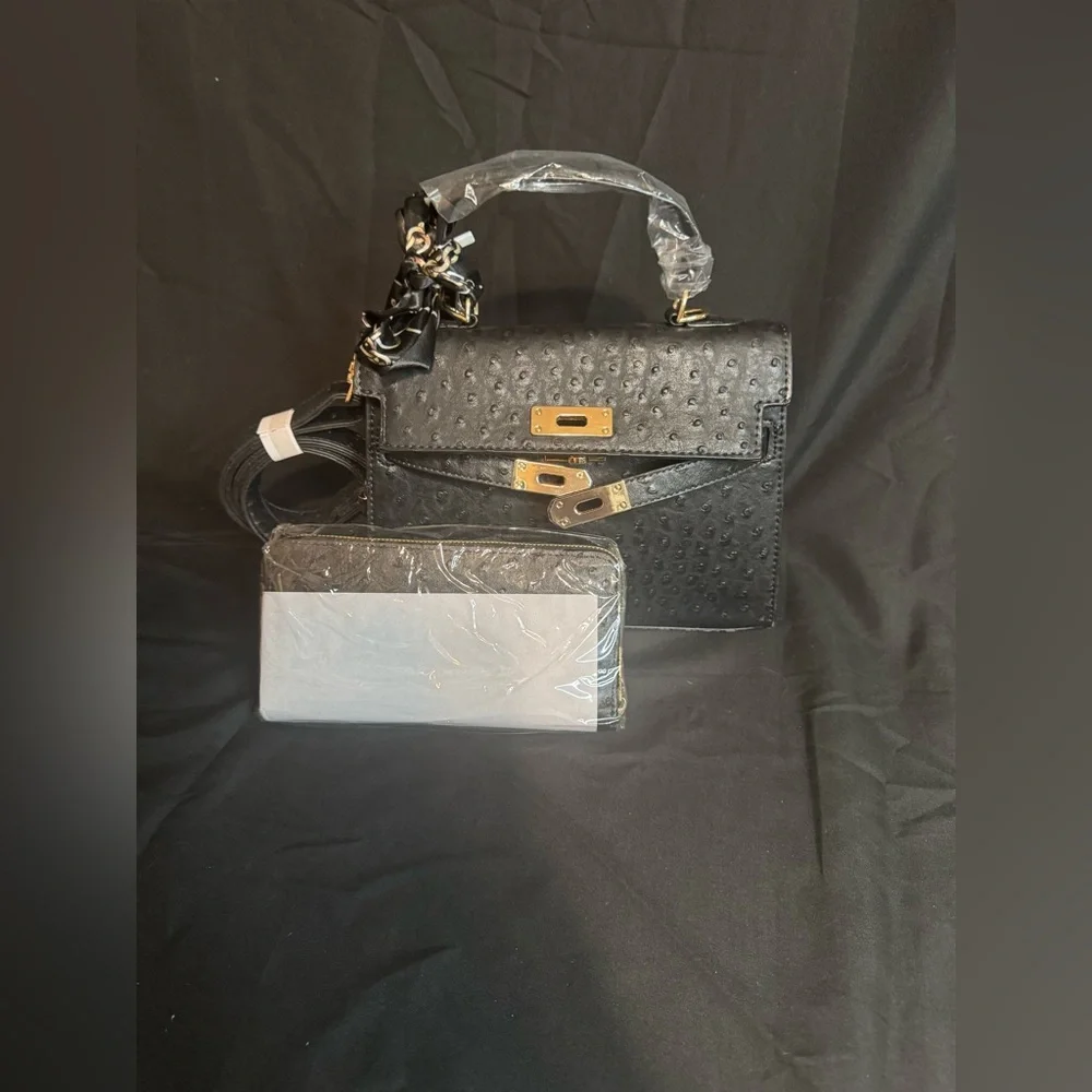 Elegant Black Handbag - Picture 4 of 6